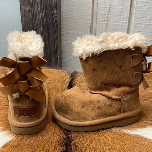 Kids UGG winter boots for baby grils size 6 check them out very nice thanks 🙏